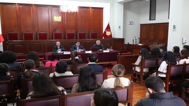 Cuarenta alumnos de la facultad de derecho de la Universidad de Lima recibieron charla sobre competencias del Tribunal Constitucional