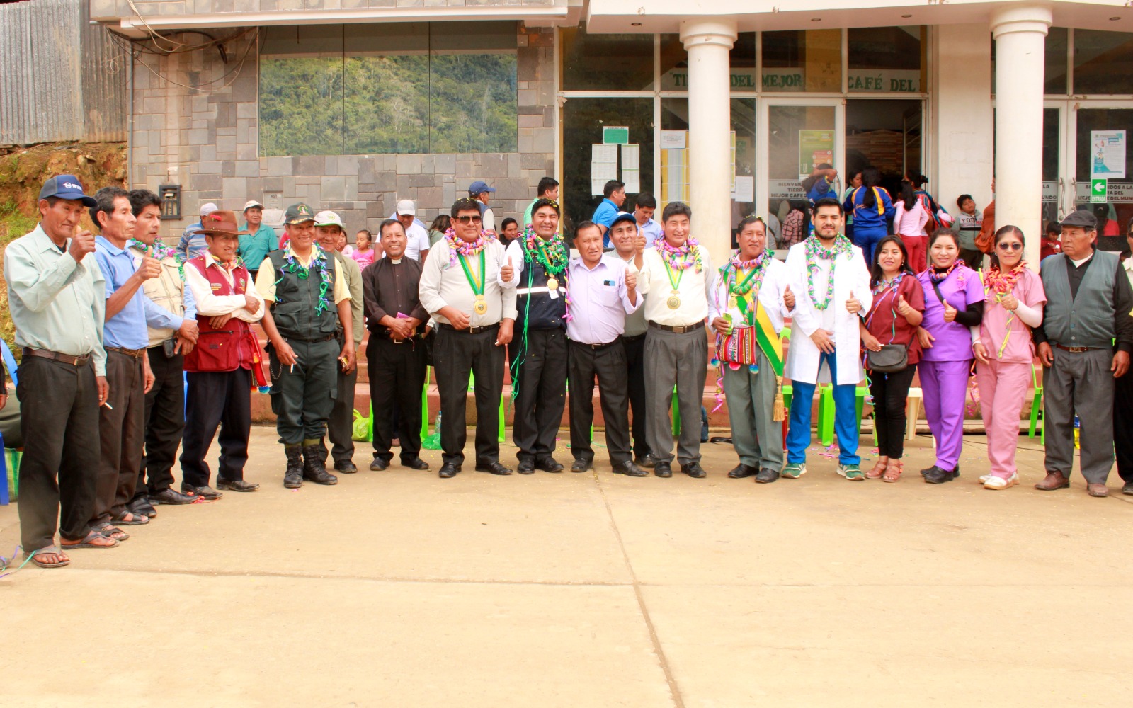 Frontis del palacio municipal de Putina con los voluntarios de la identificación