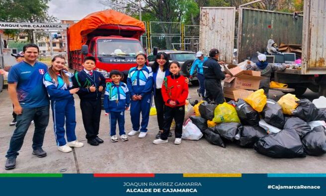 ✅ En un esfuerzo conjunto por fortalecer la gestión ambiental en Cajamarca, la gerencia de Desarrollo Ambiental, a través del Programa Municipal Educca y el Programa de Segregación de Residuos Sólidos Orgánicos e Inorgánicos, llevó a cabo una exitosa reciclatón en la plataforma del Barrio San Sebastián. Durante el evento, se recaudaron más de 2 toneladas de residuos inorgánicos, marcando un hito significativo en la promoción del reciclaje en nuestra ciudad.
🗣 Numerosas instituciones educativas participaron activamente en esta iniciativa, incluyendo a la I.E.I. N° 063 Ramón Castilla, I.E.P Joyas para Cristo, I.E Belén, I.E.P Juan Pablo II, I.E.I N° 104 – La Aplicación, I.E.I N° 015-Santa Teresita, I.E.I N° 052 Virgen de Fátima, I.E.P Ramón Castilla, entre otras. Estudiantes, docentes y los propios cajamarquinos contribuyeron llevando sus residuos, demostrando un compromiso colectivo por el cuidado del medio ambiente y la promoción de prácticas sostenibles.