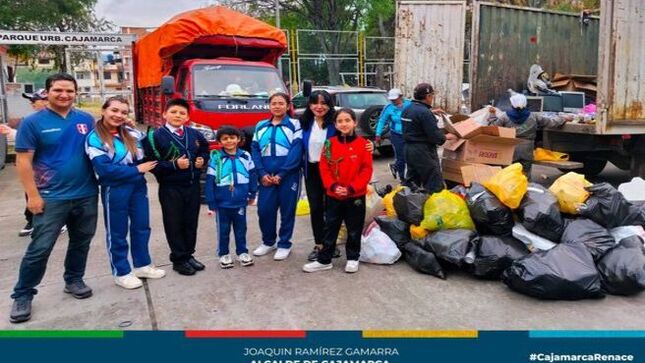 ✅ En un esfuerzo conjunto por fortalecer la gestión ambiental en Cajamarca, la gerencia de Desarrollo Ambiental, a través del Programa Municipal Educca y el Programa de Segregación de Residuos Sólidos Orgánicos e Inorgánicos, llevó a cabo una exitosa reciclatón en la plataforma del Barrio San Sebastián. Durante el evento, se recaudaron más de 2 toneladas de residuos inorgánicos, marcando un hito significativo en la promoción del reciclaje en nuestra ciudad. 
🗣 Numerosas instituciones educativas participaron activamente en esta iniciativa, incluyendo a la I.E.I. N° 063 Ramón Castilla, I.E.P Joyas para Cristo, I.E Belén, I.E.P Juan Pablo II, I.E.I N° 104 – La Aplicación, I.E.I N° 015-Santa Teresita, I.E.I N° 052 Virgen de Fátima, I.E.P Ramón Castilla, entre otras. Estudiantes, docentes y los propios cajamarquinos contribuyeron llevando sus residuos, demostrando un compromiso colectivo por el cuidado del medio ambiente y la promoción de prácticas sostenibles.