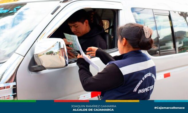 πGarantizando un mejor servicio al pΓΊblico usuario y con el objetivo de ordenar el transporte pΓΊblico de pasajeros, la gerencia de Transporte y Seguridad Vial de la Municipalidad Provincial de Cajamarca, continΓΊa realizando operativos de control de vehΓculos de transporte pΓΊblico en diferentes puntos de la ciudad.
π¨Invocamos a todos los transportistas a regularizar su documentaciΓ³n y asΓ evitar multas y sanciones.