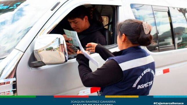 📌Garantizando un mejor servicio al público usuario y con el objetivo de ordenar el transporte público de pasajeros, la gerencia de Transporte y Seguridad Vial de la Municipalidad Provincial de Cajamarca, continúa realizando operativos de control de vehículos de transporte público en diferentes puntos de la ciudad. 
🚨Invocamos a todos los transportistas a regularizar su documentación y así evitar multas y sanciones. 