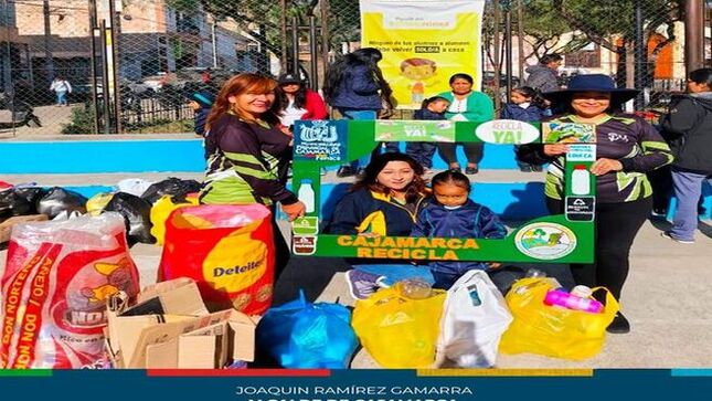 ✅La gerencia de Desarrollo Ambiental y el Programa Municipal Educca realizaron una exitosa reciclatón en el sector 13 del barrio San Martín, logrando acopiar una tonelada de residuos inorgánicos. El evento contó con la participación de la I.E.I N°322 San Martín de Porres, I.E.P Jesús Cautivo, Jardín Manantial, I.E Divino Maestro, I.E.I N°876 Mollepampa y la Junta Vecinal San Martín.
🗣En esta importante actividad se destacó la importancia de involucrar a la comunidad en iniciativas de reciclaje y sostenibilidad.  Así mismo, mediante el Programa Municipal Educca se tiene el objetivo educar a las nuevas generaciones sobre la gestión adecuada de residuos y el impacto positivo que estas acciones tienen en el medio ambiente.