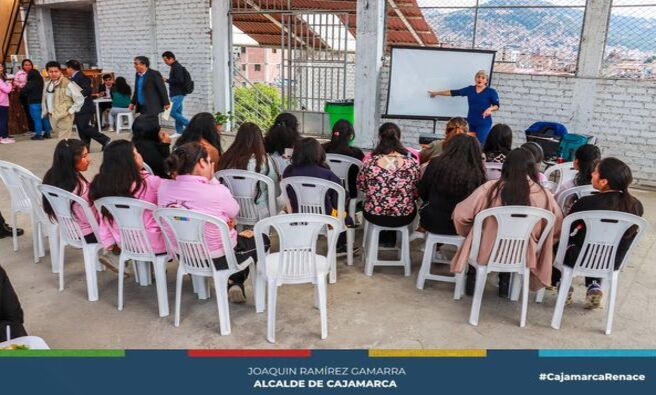 📌La subgerencia de Salud, en coordinación con el área de odontología y el I.E.S.P. Hno. Victorino Elorz Goicochea, llevó a cabo una charla de capacitación para los alumnos sobre la prevención de salud bucal. Esta iniciativa busca promover hábitos saludables y educar a los estudiantes sobre la importancia del cuidado dental para prevenir enfermedades.
✅Los alumnos recibieron información valiosa y consejos prácticos para mantener una buena higiene bucal, contribuyendo así a su bienestar general. Esta actividad es parte del compromiso de la Municipalidad Provincial de Cajamarca con la salud y educación de nuestra juventud.
