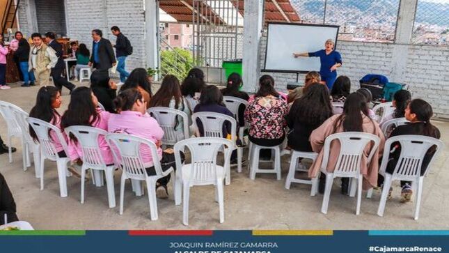 📌La subgerencia de Salud, en coordinación con el área de odontología y el I.E.S.P. Hno. Victorino Elorz Goicochea, llevó a cabo una charla de capacitación para los alumnos sobre la prevención de salud bucal. Esta iniciativa busca promover hábitos saludables y educar a los estudiantes sobre la importancia del cuidado dental para prevenir enfermedades.
✅Los alumnos recibieron información valiosa y consejos prácticos para mantener una buena higiene bucal, contribuyendo así a su bienestar general. Esta actividad es parte del compromiso de la Municipalidad Provincial de Cajamarca con la salud y educación de nuestra juventud.