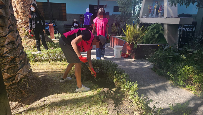 Adolescentes del Programa JJR realizaron labor de mantenimiento de áreas verdes en comisaria de Arequipa