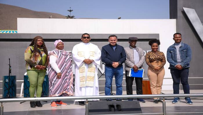 Con júbilo, celebramos el "X Festival Afro Ventanilla", donde nuestros vecinos de esta importante comunidad ofrecieron deliciosos platillo, artesanía y expresiones culturales. Nuestro alcalde 𝐉𝐡𝐨𝐯𝐢𝐧𝐬𝐨𝐧 𝐕𝐚𝐬𝐪𝐮𝐞𝐳 se unió resaltando la riqueza de la cultura afroperuana y en el que recordó la contribución afrodescendiente a la historia y cultura del país. Fue un momento para destacar y reflexionar sobre nuestra rica diversidad cultural. ¡Ventanilla crece con su gente!