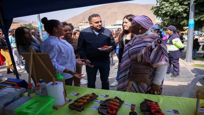 Con júbilo, celebramos el "X Festival Afro Ventanilla", donde nuestros vecinos de esta importante comunidad ofrecieron deliciosos platillo, artesanía y expresiones culturales. Nuestro alcalde 𝐉𝐡𝐨𝐯𝐢𝐧𝐬𝐨𝐧 𝐕𝐚𝐬𝐪𝐮𝐞𝐳 se unió resaltando la riqueza de la cultura afroperuana y en el que recordó la contribución afrodescendiente a la historia y cultura del país. Fue un momento para destacar y reflexionar sobre nuestra rica diversidad cultural. ¡Ventanilla crece con su gente!
