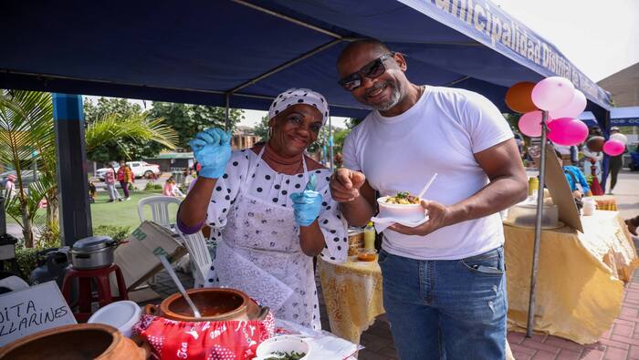 Con júbilo, celebramos el "X Festival Afro Ventanilla", donde nuestros vecinos de esta importante comunidad ofrecieron deliciosos platillo, artesanía y expresiones culturales. Nuestro alcalde 𝐉𝐡𝐨𝐯𝐢𝐧𝐬𝐨𝐧 𝐕𝐚𝐬𝐪𝐮𝐞𝐳 se unió resaltando la riqueza de la cultura afroperuana y en el que recordó la contribución afrodescendiente a la historia y cultura del país. Fue un momento para destacar y reflexionar sobre nuestra rica diversidad cultural. ¡Ventanilla crece con su gente!