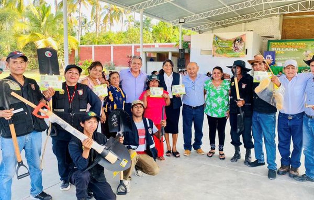 🟢 El alcalde de Sullana Ing. Marlem Mogollon, en coordinación con la Junta de Usuarios del Valle del Chira y la Agencia Agraria del Chira, realizó un emotivo homenaje y reconocimiento a los hombres y mujeres del campo de nuestra provincia y distritos, que, con su arduo trabajo y esfuerzo, garantizan la seguridad y condiciones alimentarias para nuestras familias.
🟠 En el evento, se realizó el reconocimiento a cinco campesinos de la provincia, por su destacada labor a favor del desarrollo e impulso del sector agrario del valle del chira. También se contó con la presencia del congresista de la República Sr. Miguel Ciccia Vásquez, el presidente de la Junta de Usuarios del Valle del Chira, Sr. Ángel Zapata León, el Directo de la Agencia Agraria del Chira, Ing. Martín Pulache García y comitivas de agricultores y rondas campesinas de la provincia de Sullana.
🟢 “Quiero saludar a quienes con sus manos trabajan la tierra y nos brindan sus frutos, como alguien que proviene de una familia dedicada a la tierra, conozco sus sacrificios y la dedicación que conlleva su trabajo. El campesino es el corazón de nuestra Sullana, su esfuerzo diario no solo nos alimenta, sino que también fortalece las bases para el futuro. Me comprometo a seguir luchando por mejores condiciones, recursos y apoyo para todos nuestros campesinos. Unidos, haremos del Valle del Chira un lugar más próspero y justo”; expresó Mogollón Meca.
#DiaDelCampesino
#MarlemMogollon
#Sullana