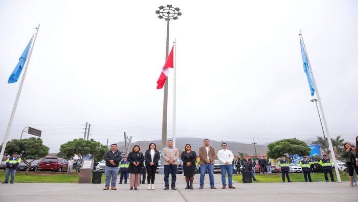 Por el inicio del mes patrio, izamos el pabellón nacional en una ceremonia llena de emoción y respeto. Contamos con la presencia de nuestro alcalde 𝐉𝐡𝐨𝐯𝐢𝐧𝐬𝐨𝐧 𝐕𝐚𝐬𝐪𝐮𝐞𝐳, regidores, funcionarios y trabajadores municipales, todos unidos para rendir homenaje a nuestra querida patria. ¡Que viva el Perú!