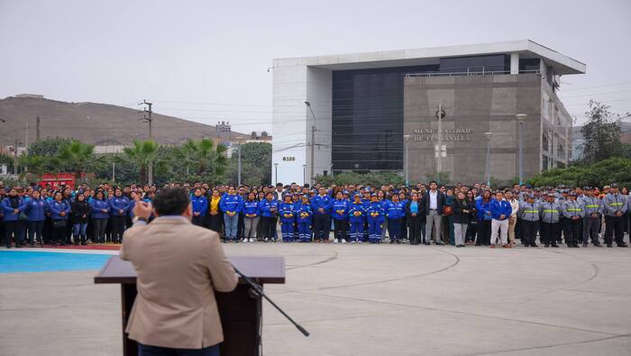 Por el inicio del mes patrio, izamos el pabellón nacional en una ceremonia llena de emoción y respeto. Contamos con la presencia de nuestro alcalde 𝐉𝐡𝐨𝐯𝐢𝐧𝐬𝐨𝐧 𝐕𝐚𝐬𝐪𝐮𝐞𝐳, regidores, funcionarios y trabajadores municipales, todos unidos para rendir homenaje a nuestra querida patria. ¡Que viva el Perú!