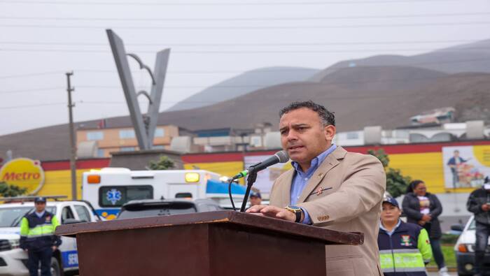 Por el inicio del mes patrio, izamos el pabellón nacional en una ceremonia llena de emoción y respeto. Contamos con la presencia de nuestro alcalde 𝐉𝐡𝐨𝐯𝐢𝐧𝐬𝐨𝐧 𝐕𝐚𝐬𝐪𝐮𝐞𝐳, regidores, funcionarios y trabajadores municipales, todos unidos para rendir homenaje a nuestra querida patria. ¡Que viva el Perú!