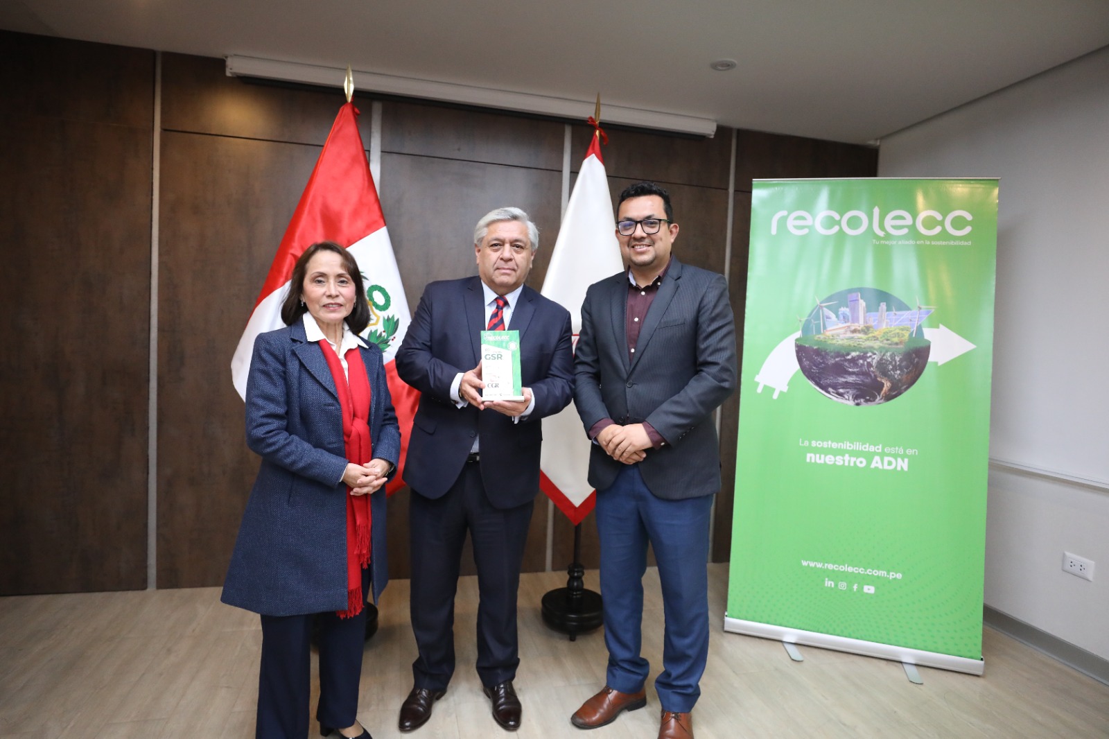 Foto del Secretario General de la CGR, Luis Miguel Iglesias León, y la Gerente de Administración, María Elena Carrera Martínez recibiendo el reconocimiento por la buena gestión de residuos de aparatos eléctricos y electrónicos
