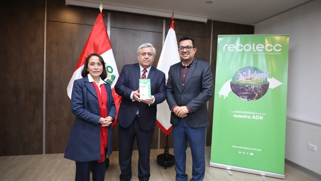 Foto del Secretario General de la CGR, Luis Miguel Iglesias León, y la Gerente de Administración, María Elena Carrera Martínez recibiendo el reconocimiento por la buena gestión de residuos de aparatos eléctricos y electrónicos