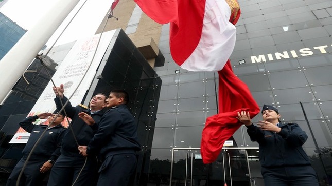 Izamiento del Pabellón Nacional fue dedicado a la independencia del Perú y el Día de la Fuerza Aérea