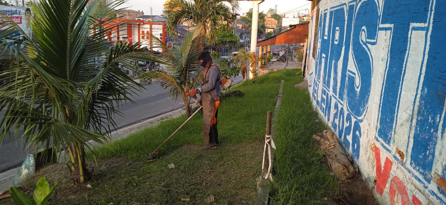 Realizando labores mantenimiento y limpieza de las áreas públicas del distrito.