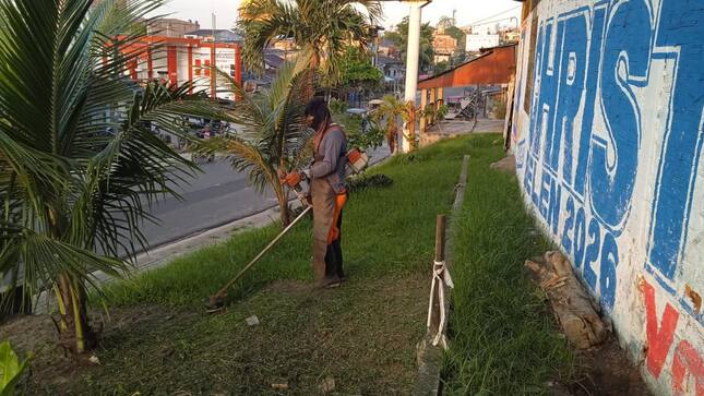 Realizando labores mantenimiento y limpieza de las áreas públicas del distrito.