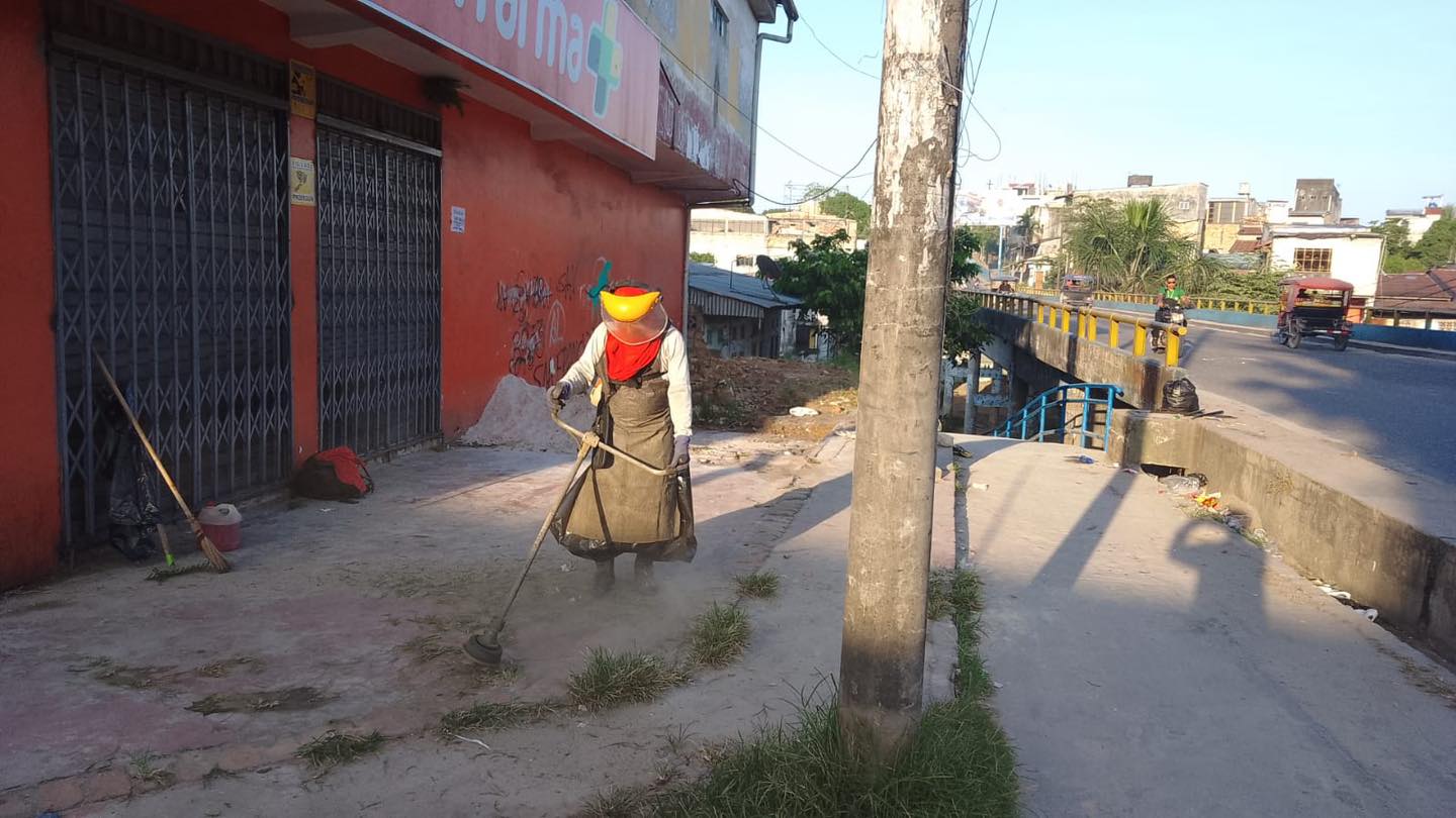 Realizando labores mantenimiento y limpieza de las áreas públicas del distrito.