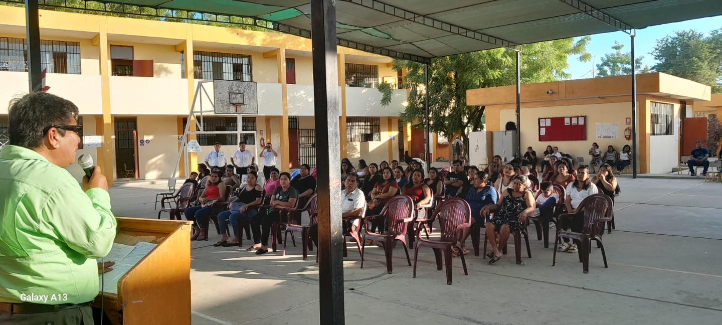 La Municipalidad de Sullana, liderada por el Ing. Marlem Mogollón Meca, a través del programa Escuela de Padres, realizó con el taller en la Institución Educativa Carlos Augusto Salaverry, con el objetivo de abordar la prevención del uso indebido de drogas y la conducta de los padres frente a esta problemática.
La actividad, contó con la participación del Dr. Carlos Eduardo Llacsahuanga Clavijo, Fiscal adjunto y Psicólogo Frank Ordinola Mondragón, representante de DEMUNA, quienes impartieron conocimientos y estrategias orientadas a fortalecer el rol de los padres de familia en la prevención del consumo de drogas entre los jóvenes. Asimismo, destacó la importancia de la comunicación familiar y el establecimiento de límites claros como herramientas fundamentales en la educación preventiva.
Por otro lado, el Licenciado Ricardo Vega Chumacero, coordinador de convivencia y disciplina escolar de la I.E. Carlos Augusto Salaverry, expresó su agradecimiento al Lic. Houdini Guerrero Torres, subgerente de Educación, Cultura, Deporte, Recreación y Juventudes por este tipo de charlas que desarrollan la formación integral de los estudiantes y en el fortalecimiento de los lazos familiares para la construcción de una comunidad más segura y saludable.