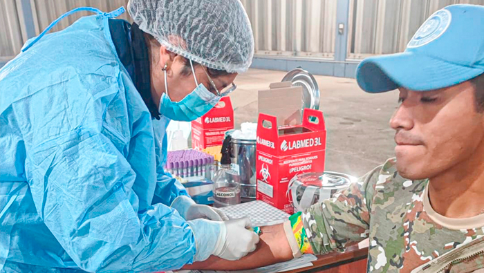 Personal de Salud de Sanidades internacionales, realizando tomas de laboratorio a miembros de las Fuerzas Armadas.