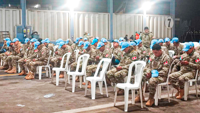 Miembros de las Fuerzas Armadas, a la espera de los exámenes clínicos.
