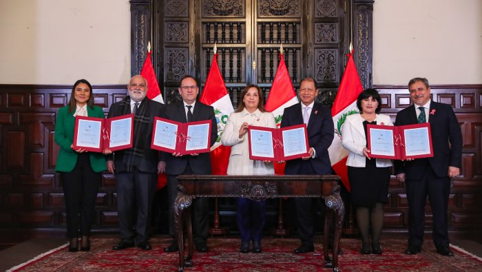 Firma de Contrato Hospitales Essalud Inst
