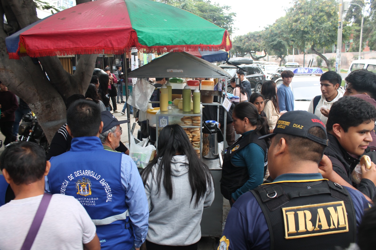 Retiran a comerciantes informales de las afueras de universidades
