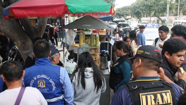 Retiran a comerciantes informales de las afueras de universidades