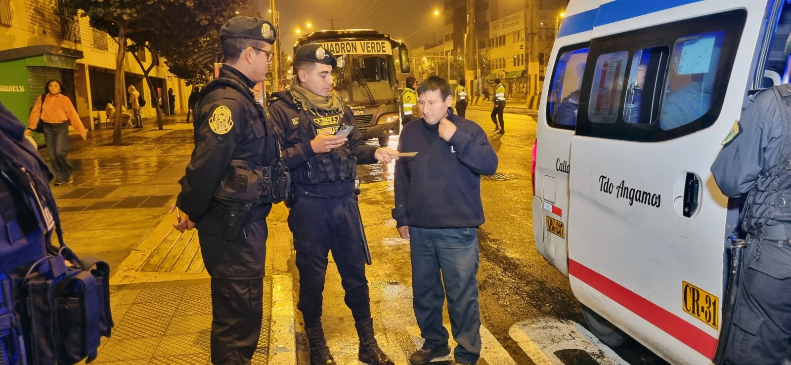 En una nuevo despliegue para contrarrestar el delito desde primeras horas del día en la capital, la Policía Nacional del Perú (PNP) logró desarticular 15 bandas delictivas, incautar armas de fuego, capturar a 39 personas requisitoriadas y detener a 121 personas por diferentes delitos, entre otros importantes resultados.
Esta vez el desligue de las fuerzas del orden, lideradas por el jefe de la Región Policial Lima, Gral. PNP Enrique Felipe Monrroy, y la alcaldesa de Surquillo, Cintia Loayza, se realizó desde el cruce de las concurridas avenidas Angamos con Paseo de la República, en el distrito de Surquillo.
Producto de estas acciones, las fuerzas policiales también lograron la incautación de 55 celulares y el decomiso de 1300 envoltorios de diferentes tipos de droga, entre pasta básica de cocaína, clorhidrato de cocaína y marihuana. De igual forma, se reportó la recuperación tres vehículos recuperados.