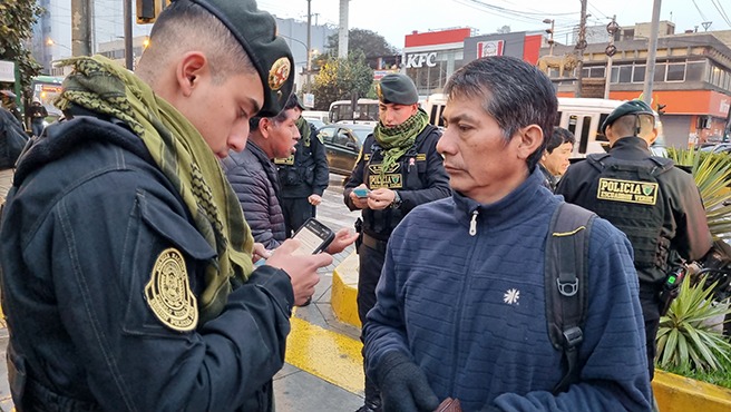 En una nuevo despliegue para contrarrestar el delito desde primeras horas del día en la capital, la Policía Nacional del Perú (PNP) logró desarticular 15 bandas delictivas, incautar armas de fuego, capturar a 39 personas requisitoriadas y detener a 121 personas por diferentes delitos, entre otros importantes resultados.
Esta vez el desligue de las fuerzas del orden, lideradas por el jefe de la Región Policial Lima, Gral. PNP Enrique Felipe Monrroy, y la alcaldesa de Surquillo, Cintia Loayza, se realizó desde el cruce de las concurridas avenidas Angamos con Paseo de la República, en el distrito de Surquillo.
Producto de estas acciones, las fuerzas policiales también lograron la incautación de 55 celulares y el decomiso de 1300 envoltorios de diferentes tipos de droga, entre pasta básica de cocaína, clorhidrato de cocaína y marihuana. De igual forma, se reportó la recuperación tres vehículos recuperados.