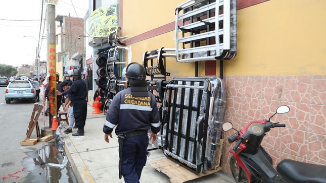 Comerciantes persisten en sacar productos a la vía pública