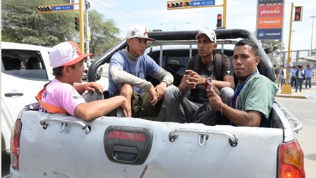 Extranjeros dedicados a limpiar parabrisas