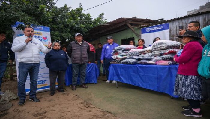 ¡Una gestión con rostro humano! Seguimos apoyando a los más vulnerables del distrito. Nuestro alcalde 𝐉𝐡𝐨𝐯𝐢𝐧𝐬𝐨𝐧 𝐕𝐚𝐬𝐪𝐮𝐞𝐳 llegó al A.H. 31 de Diciembre de Pachacútec para repartir las donaciones de ropa usada en buen estado, frazadas, entre otros, y entregarlo a los vecinos que viven en la parte alta de esta zona. Además, se ofreció desayuno para niños, jóvenes y adultos.
Recordamos a nuestros vecinos que pueden seguir haciendo entrega de sus donaciones en los siguientes puntos de acopio:
https://shorturl.at/yyQiv