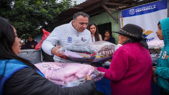 ¡Una gestión con rostro humano! Seguimos apoyando a los más vulnerables del distrito. Nuestro alcalde 𝐉𝐡𝐨𝐯𝐢𝐧𝐬𝐨𝐧 𝐕𝐚𝐬𝐪𝐮𝐞𝐳 llegó al A.H. 31 de Diciembre de Pachacútec para repartir las donaciones de ropa usada en buen estado, frazadas, entre otros, y entregarlo a los vecinos que viven en la parte alta de esta zona. Además, se ofreció desayuno para niños, jóvenes y adultos.
Recordamos a nuestros vecinos que pueden seguir haciendo entrega de sus donaciones en los siguientes puntos de acopio:
https://shorturl.at/yyQiv