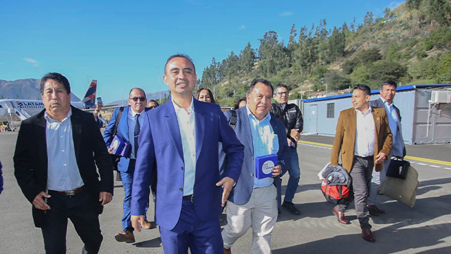Alcalde de Huarmey participa del primer vuelo de un AIRBUS en el aeropuerto en Carhuaz.