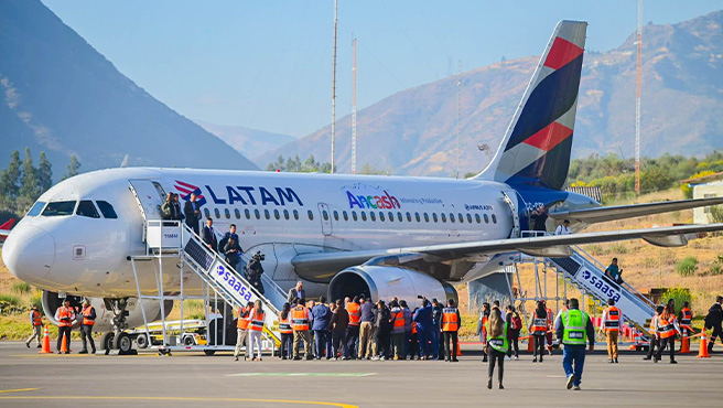 Alcalde de Huarmey participa del primer vuelo de un AIRBUS en el aeropuerto en Carhuaz.