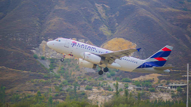 Alcalde de Huarmey participa del primer vuelo de un AIRBUS en el aeropuerto en Carhuaz.