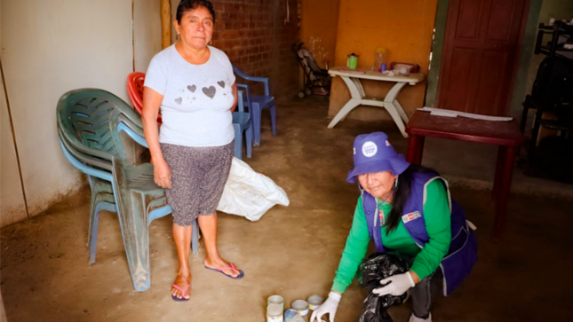 En las últimas semanas, los casos de dengue en la región de Piura han mostrado un descenso significativo y gran parte de estos registros son producto del rol fundamental que cumplen los agentes comunitarios en la promoción de la salud. Estos agentes han sido fundamentales al difundir prácticas preventivas contra el dengue.