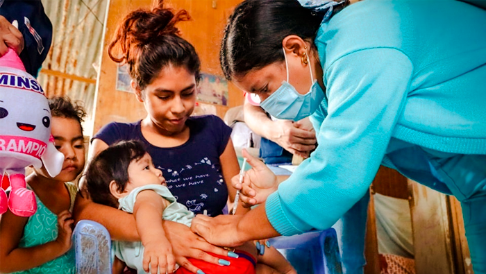 La llegada del invierno y las bajas temperaturas provocan un aumento de enfermedades respiratorias. Por esta razón, el Gobierno Regional, a través de la Dirección Regional de Salud (Diresa) Piura, continúa realizando una intensa campaña de vacunación contra la influenza y el neumococo en puntos estratégicos y establecimientos de salud de la región.