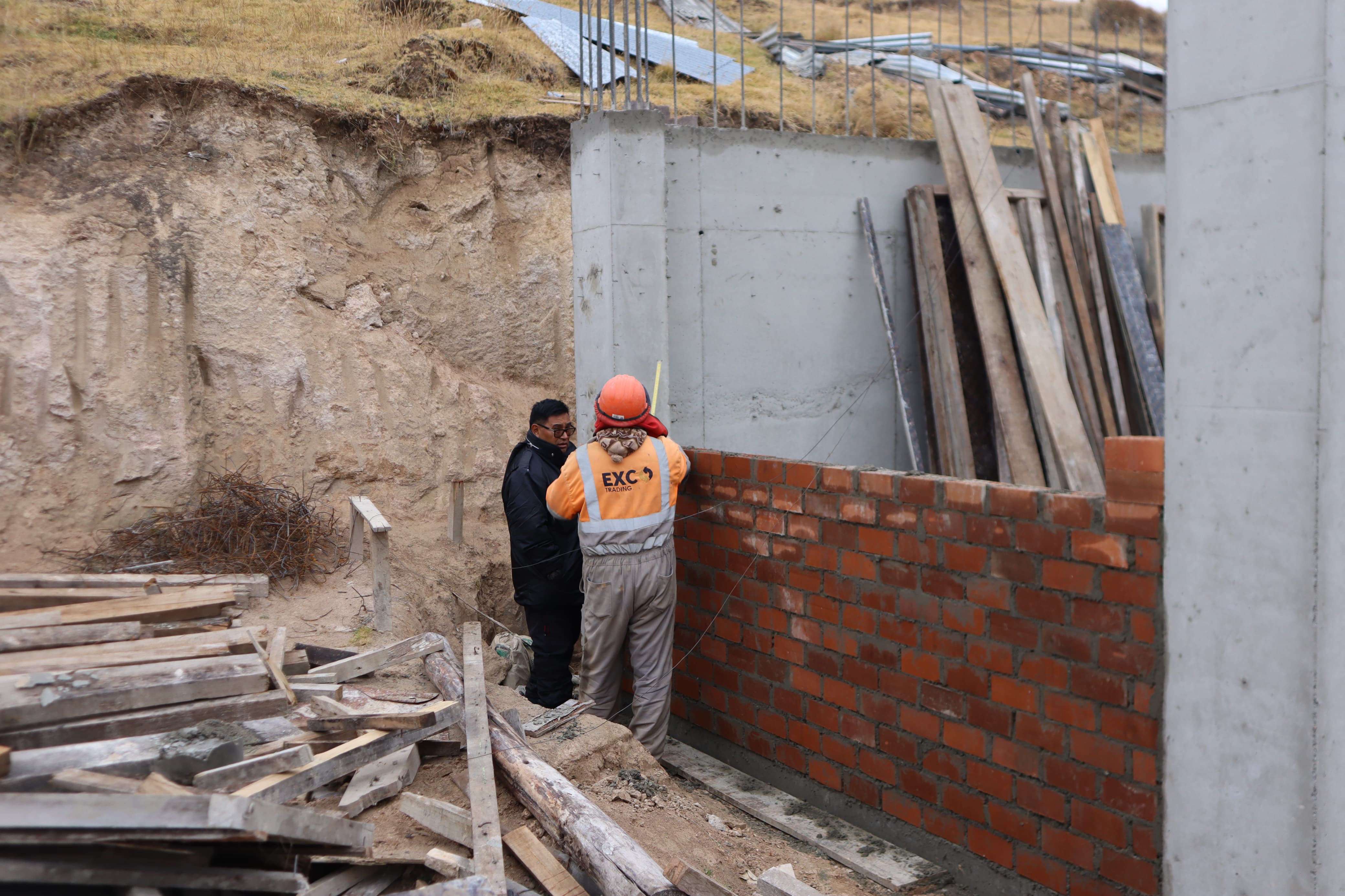 Imagen de la visita del alcalde a la obra de Checche