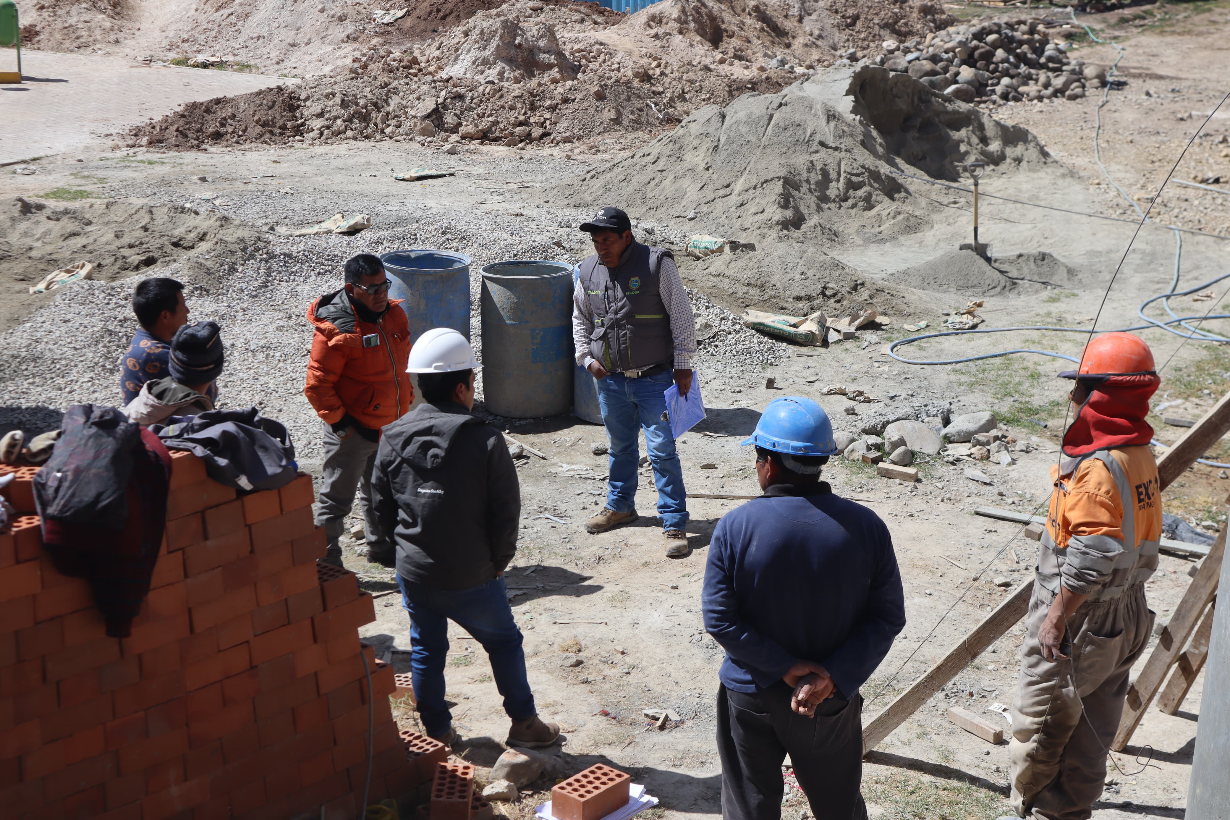 Imagen de la visita del alcalde a la obra de Checche