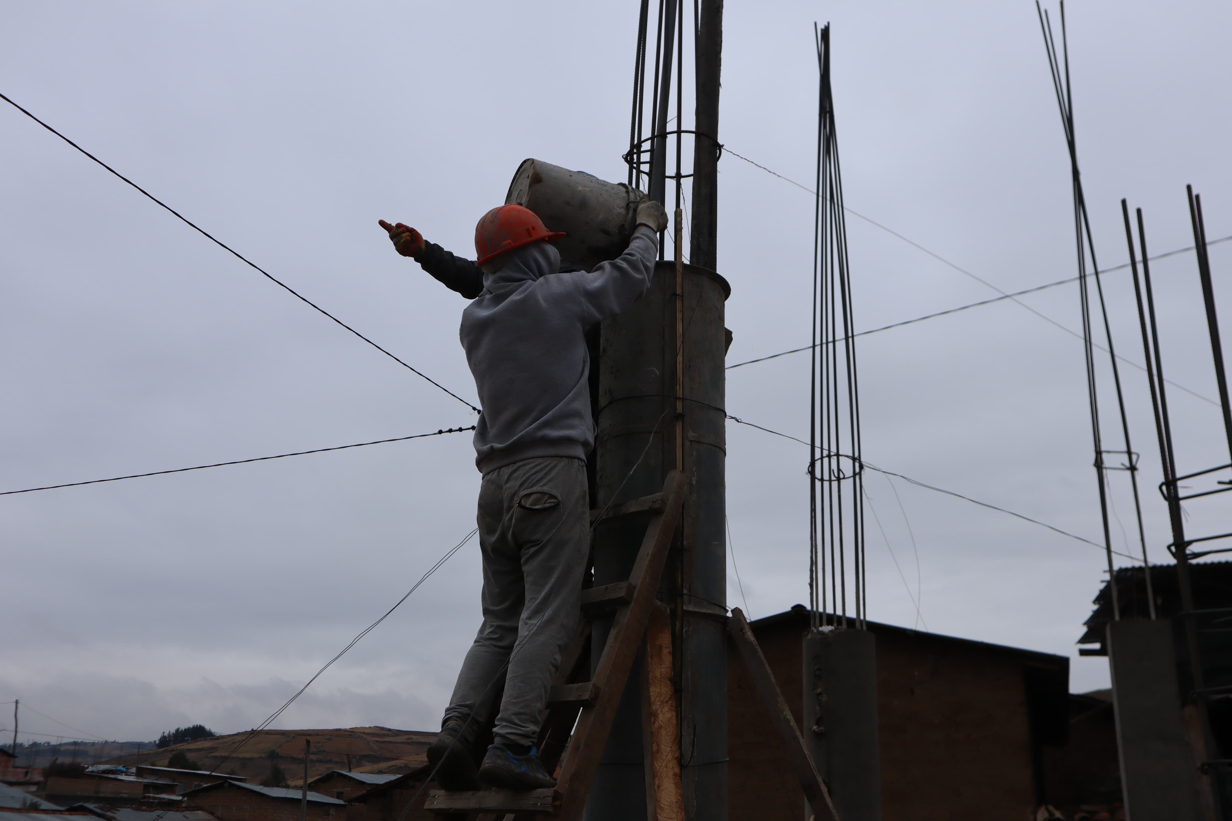 Imagen de la visita del alcalde a la obra de Checche