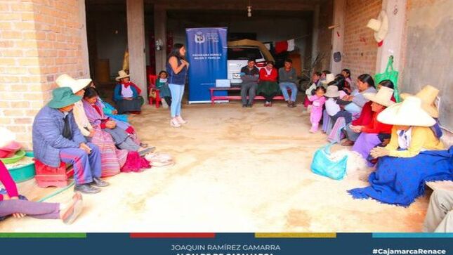📌La subgerencia de Programas Sociales y Empadronamiento, a través del Programa Renace Mujer y Familia, brindó la charla "Violencia Familiar" en el Programa de Complementación Alimentaria (PCA) de Agocucho. En esta ocasión, participaron 40 padres de familia, quienes recibieron información vital para prevenir y manejar situaciones de violencia en sus hogares.
✅Es fundamental compartir este tipo de charlas, especialmente en zonas rurales donde el machismo y la violencia son prevalentes. Como programa social, buscamos prevenir y reducir estas situaciones, mejorando la comunicación familiar y promoviendo una convivencia armoniosa.
