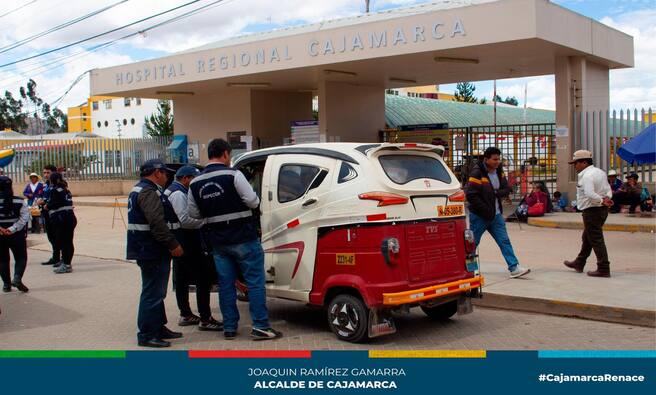 馃搶Continuando con la labor de fiscalizaci贸n para garantizar un mejor servicio al p煤blico usuario y erradicar el transporte informal, la gerencia de Transporte y Seguridad Vial de la Municipalidad de Cajamarca, realiz贸 operativos en diferentes arterias de la ciudad.
鉁匛n esta oportunidad, estas acciones de fiscalizaci贸n se realizaron en el jir贸n Los Gladiolos cuadra 6, jir贸n Ayacucho cuadra 7, cuadra 17 de la Av. San Mart铆n a la altura del terminal pesquero y en el frontis del Hospital Regional de Cajamarca, logrando internar varios veh铆culos al dep贸sito municipal por no contar el conductor con licencia de conducir, Tarjeta 脷nica de Circulaci贸n Vehicular(TUC), entre otras irregularidades.
鈿狅笍 Exhortamos a todos los conductores a regularizar su documentaci贸n y evitar multas y sanciones