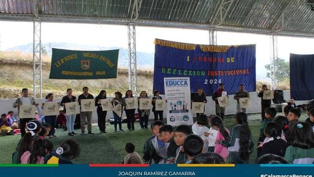 ✅La Municipalidad Provincial de Cajamarca a través de la gerencia de Desarrollo Ambiental y los Educadores Ambientales del Programa Municipal Educca, llevaron a cabo una actividad de sensibilización en la Institución Educativa N°82022 Micaela Bastidas, en el centro poblado Huambocancha Baja. Esta acción se enmarca en la celebración de la semana #LibredeBolsasdePlástico, con el objetivo de fomentar el uso de bolsas de tela y reducir el impacto ambiental de los plásticos desechables.
🗣Durante la actividad, las madres de familia presentaron las bolsas de tela confeccionadas por sus hijos, destacando el compromiso de la comunidad educativa con el cuidado del medio ambiente.