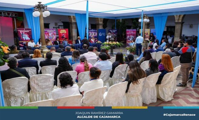 📌Con el objetivo de reactivar la economía e impulsar el turismo en la provincia de Cajamarca, el alcalde provincial Joaquin Ramírez Gamarra lidera la organización de la 𝐈 𝐄𝐗𝐏𝐎 𝐂𝐀𝐉𝐀𝐌𝐀𝐑𝐂𝐀 𝐑𝐄𝐍𝐀𝐂𝐄. Este evento se llevará a cabo en la Explanada Qhapaq Ñan del 26 al 29 de julio de manera gratuita con diferentes actividades culturales.
✅La I Expo Cajamarca Renace tendrá marinera, toromach, exhibiciones de caballos peruanos de paso, competencias de equitación, y una muestra de danzas tradicionales. Además, los visitantes podrán deleitarse con la rica gastronomía local y participar en un ameno concurso canino.
🗣️El gerente municipal, Wilder Narro, resaltó la importancia de seguir impulsando actividades que permitan reactivar la economía de nuestros pequeños productores, además de resaltar que esta actividad no compite con la tradicional feria Fongal sino se suma como una alternativa para la población y los turistas.