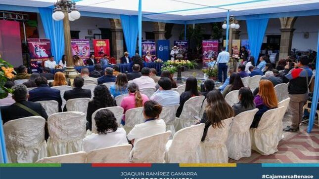 📌Con el objetivo de reactivar la economía e impulsar el turismo en la provincia de Cajamarca, el alcalde provincial Joaquin Ramírez Gamarra lidera la organización de la 𝐈 𝐄𝐗𝐏𝐎 𝐂𝐀𝐉𝐀𝐌𝐀𝐑𝐂𝐀 𝐑𝐄𝐍𝐀𝐂𝐄. Este evento se llevará a cabo en la Explanada Qhapaq Ñan del 26 al 29 de julio de manera gratuita con diferentes actividades culturales. 
✅La I Expo Cajamarca Renace tendrá marinera, toromach, exhibiciones de caballos peruanos de paso, competencias de equitación, y una muestra de danzas tradicionales. Además, los visitantes podrán deleitarse con la rica gastronomía local y participar en un ameno concurso canino.
🗣️El gerente municipal, Wilder Narro, resaltó la importancia de seguir impulsando actividades que permitan reactivar la economía de nuestros pequeños productores, además de resaltar que esta actividad no compite con la tradicional feria Fongal sino se suma como una alternativa para la población y los turistas.