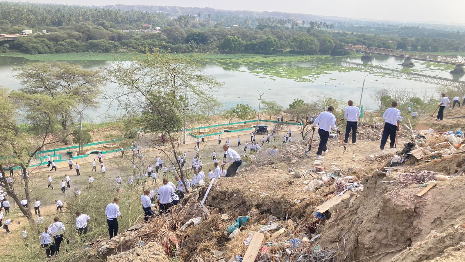 La Municipalidad Provincial de Sullana, a través de la Gerencia de Gestión Ambiental, llevó a cabo con éxito la segunda "Cruzada Verde del Chira" en el paseo Turicarami. Esta jornada realizada la mañana del 3 de julio, permitió la conservación y limpieza del área, en un esfuerzo conjunto con la subgerencia de Promoción Ambiental, la Escuela de Educación Superior Técnico Profesional (EESTP) de la Policía Nacional del Perú, así como promotores ambientales juveniles y comunitarios.
El Gerente de Gestión Ambiental, Ingeniero Henry Paul Seminario Borrero, informó que durante la cruzada, los participantes continuaron con el desmalezado, poda y limpieza del talud de este importante espacio natural. Estas acciones no solo mejoran el aspecto del paseo Turicarami, sino que también contribuyen a la creación de un entorno más saludable y atractivo para los habitantes y visitantes de Sullana.
El funcionario destacó que estas iniciativas son fundamentales para la conservación de la biodiversidad local. Anunció que se continuará con la siembra de especies forestales nativas en el área. "Nuestro objetivo es mejorar el ornato y proporcionar refugio natural para la fauna silvestre, asegurando así la conservación de nuestra biodiversidad", afirmó Seminario.
La actividad contó con el valioso apoyo de varias instituciones y unidades. En ese sentido, la Municipalidad extendió su agradecimiento especial al Coronel Jesús Seminario Espinoza, de la PNP EETSP Piura y Sullana, y a la Mayor Denise Morales García, Jefa del Segundo Batallón de Cadetes de la PNP. Además, agradeció a la unidad de residuos sólidos de la municipalidad por el préstamo de herramientas esenciales que permitieron llevar a cabo esta importante labor.