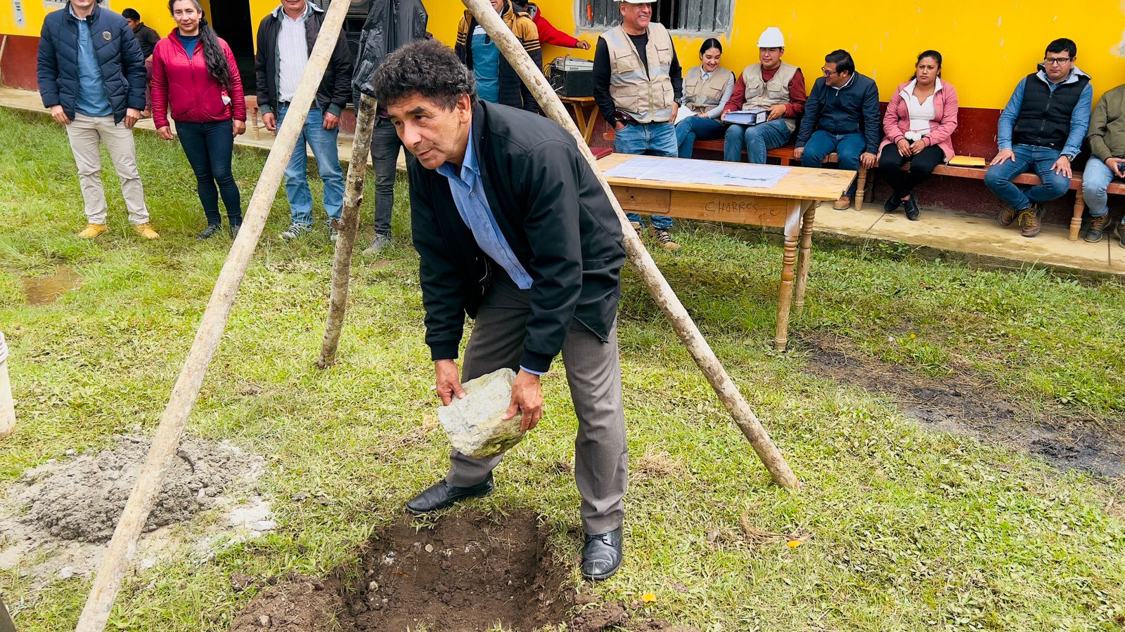 Alcalde distrital, colocó primera piedra para construcción del parque en C.P. San Luis